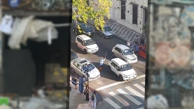 filman al hombre que usurpo una casa en el centro de la plata amenazando automovilistas con un palo