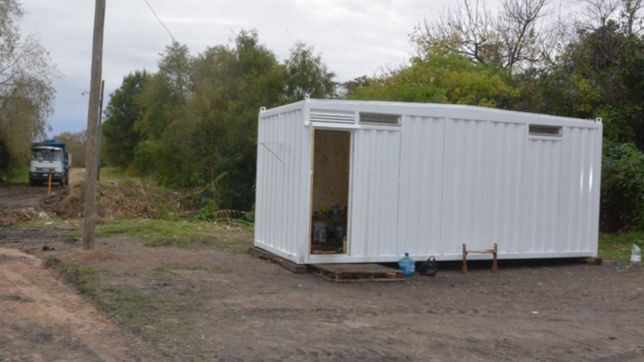 dormian en la calle y ahora viven en un contenedor custodiando el monte de berisso