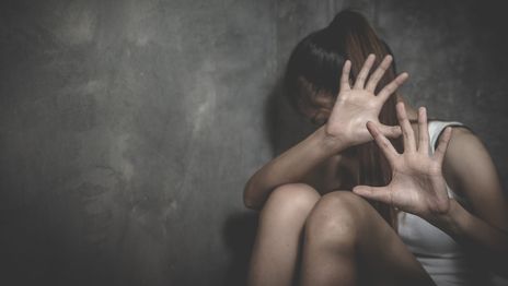 Sobreseyeron a una joven de Ensenada que apuñaló a su ex y alegó legítima defensa