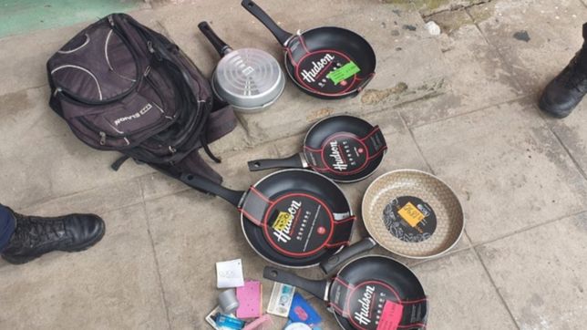 insolito: robaron siete sartenes de un bazar y descartaron el botin en un kiosco