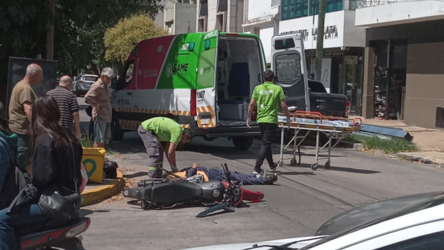 un repartidor de la plata termino herido tras ser embestido por un auto