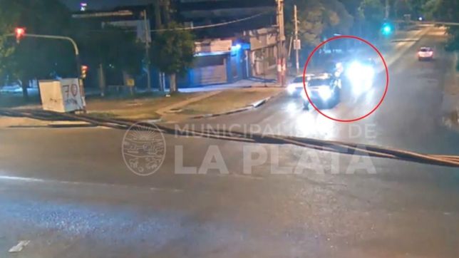 video: una mujer perdio el control de su moto y cayo delante de un auto en plena calle