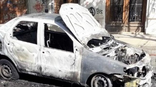 dos autos en llamas por culpa de un profundo baden en el centro de la plata