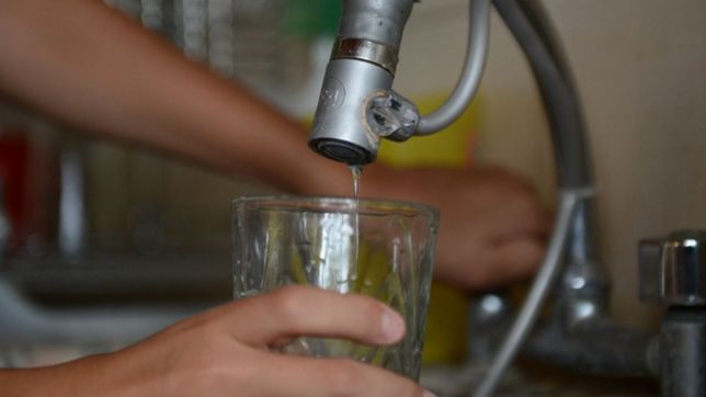 vecinos siguen sin agua y reclamaron respuestas de absa: no podemos ni tirar la cadena