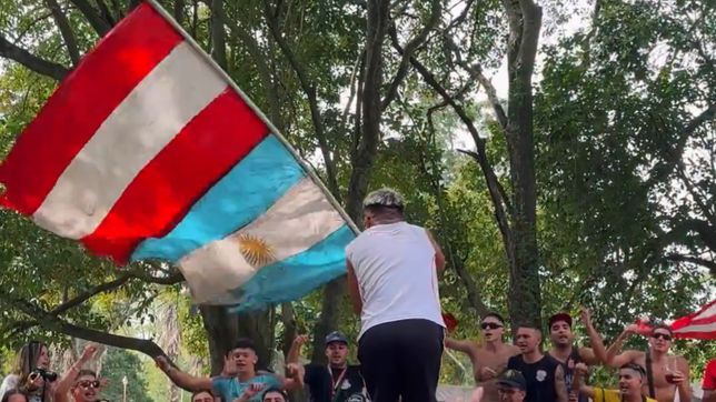 fiesta y locura de los hinchas de estudiantes con los jugadores en la previa del clasico