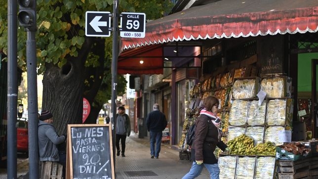 quisieron asaltar a un verdulero en la plata, dispararon al suelo, la bala reboto y termino herido
