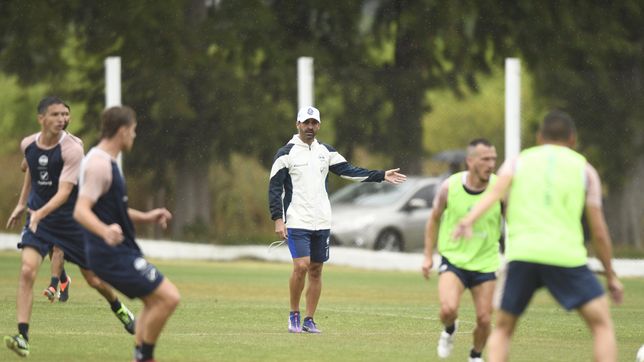 gimnasia cerro la semana con una practica de futbol bajo la lluvia en abasto