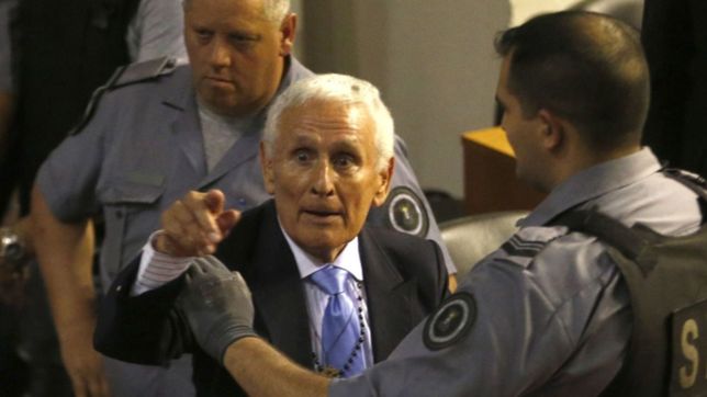 le otorgaron la domiciliaria a etchecolatz y hubo fuerte repudio de familiares de victimas