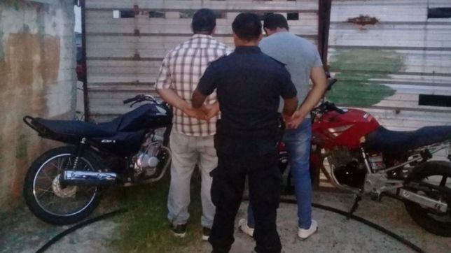 viajaban sin casco en una moto robada, los persiguieron y los detuvieron con drogas