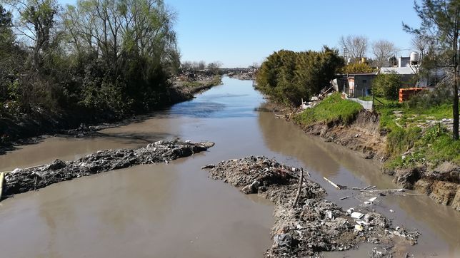la municipalidad, provincia y absa fueron condenados por contaminar el arroyo el gato