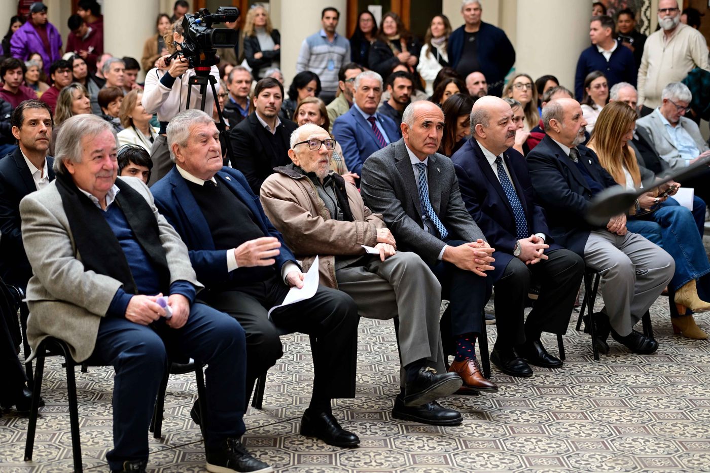 Alberto Dibbern, Gustavo Azpiazu, &Aacute;ngel Luis Plastino, Fernando Tauber y Ra&uacute;l Perdomo, los cinco expresidentes de la UNLP presentes en el acto