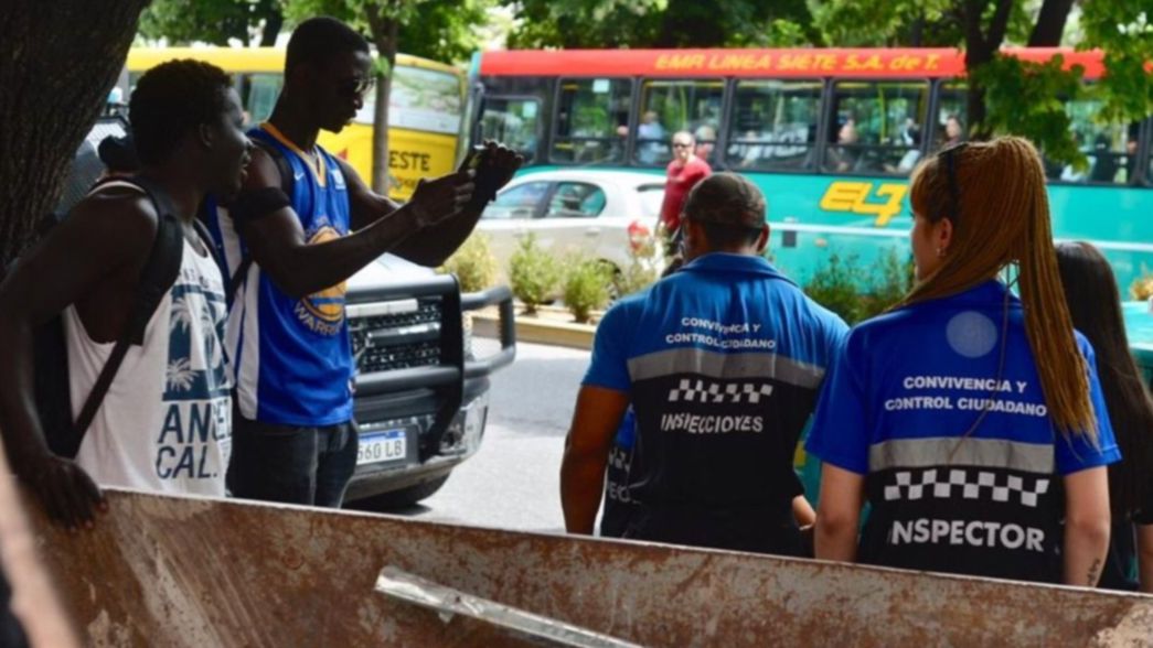 VIDEO: Tensión en pleno centro por un operativo contra los manteros senegaleses