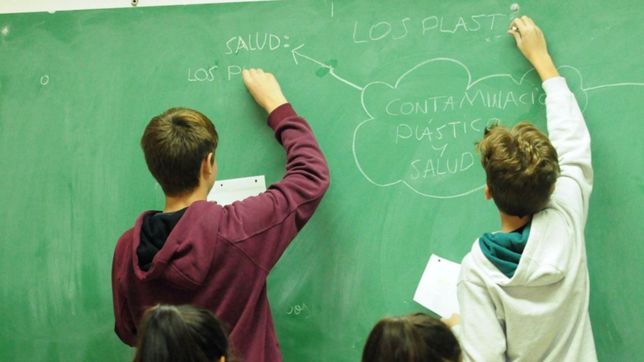 provincia define si estudiantes secundarios pueden pasar de ano adeudando materias