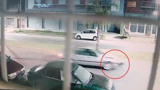 video: causo un choque en cadena, huyo como si nada y lo buscan en la plata