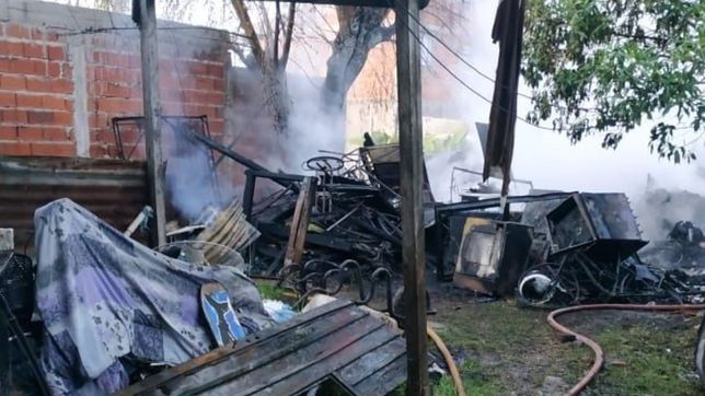 video: una familia de berisso perdio todo en el incendio de su casa y piden ayuda