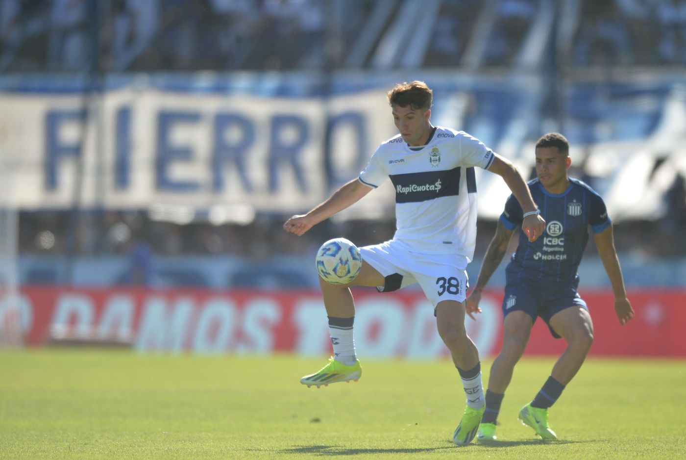 Manuel Panaro vistiendo la camiseta de Gimnasia