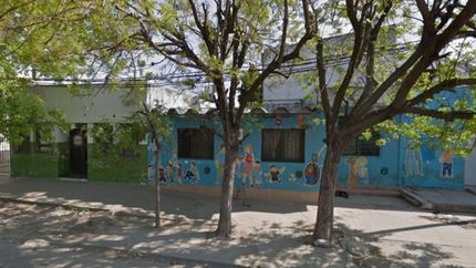 Brutal pelea en una escuela platense: atacaron a un chico a palazos y terminó internado