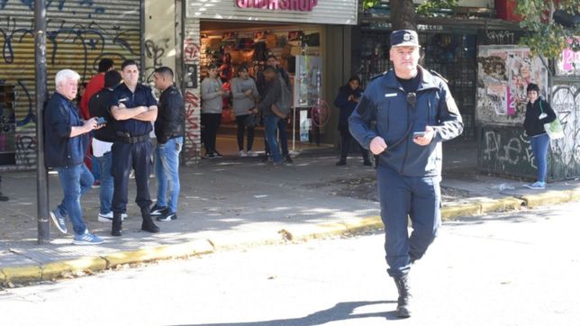 conmocion en pleno centro de la ciudad: una persona murio en medio de un tiroteo