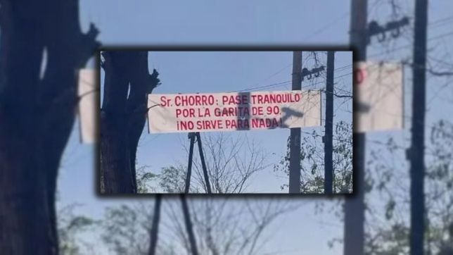 vecinos aseguran que una patrulla ayudo a quitar los pasacalles por la inseguridad