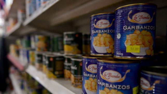 una mujer trato de robar mercaderia de un super, la encargada la descubrio y terminaron a las pinas