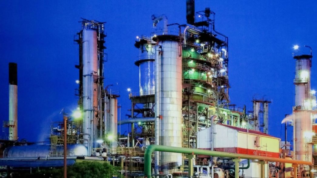 ¿Por qué volvieron los ruidos y la antorcha de la refinería de YPF está más intensa?