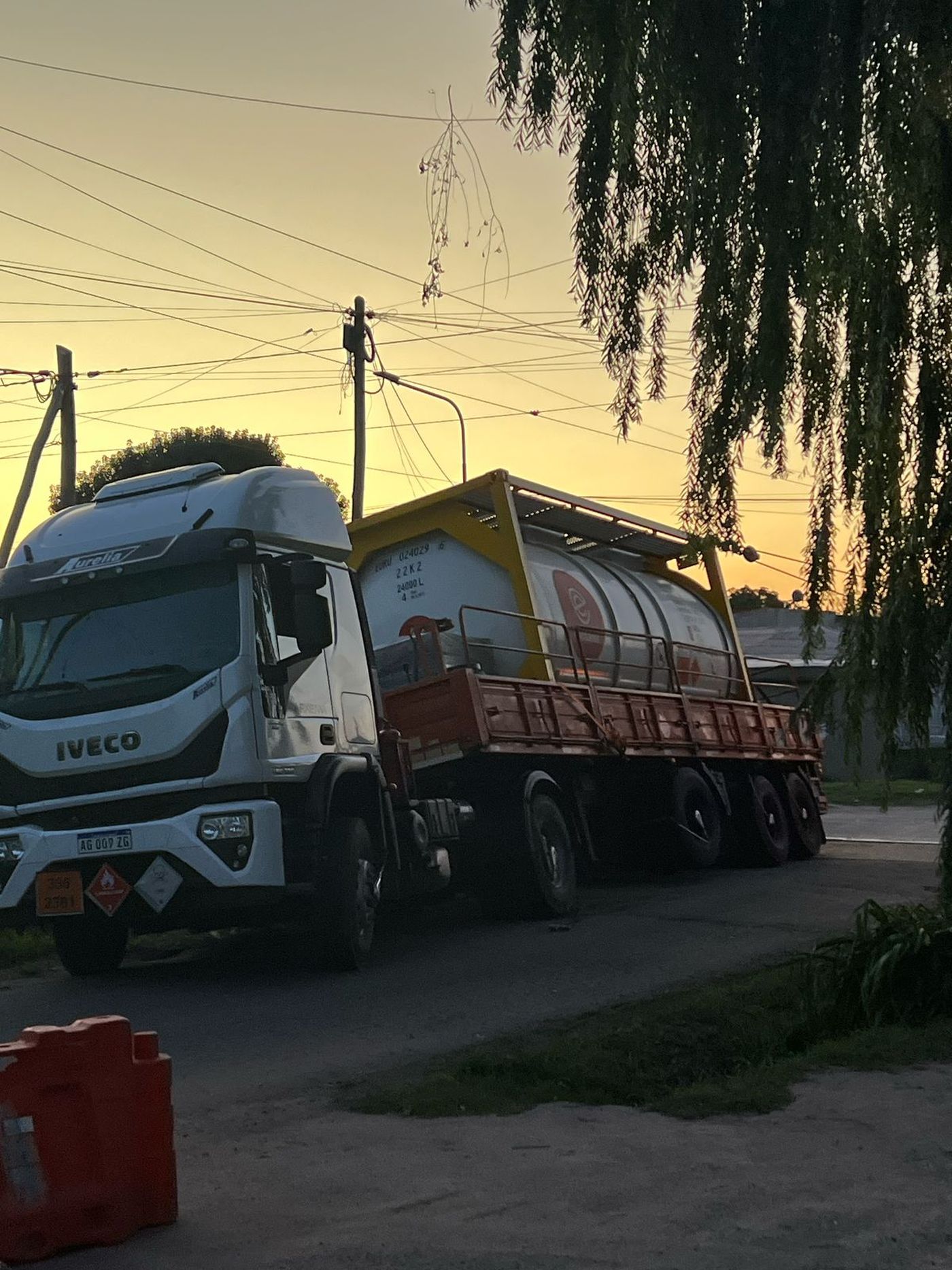El camión que se incrustó en una zanja de Los Hornos