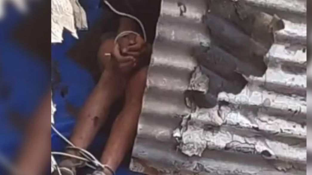 El crudo video de un nene atado por su mamá y pidiendo ayuda: Por favor, tengo frío