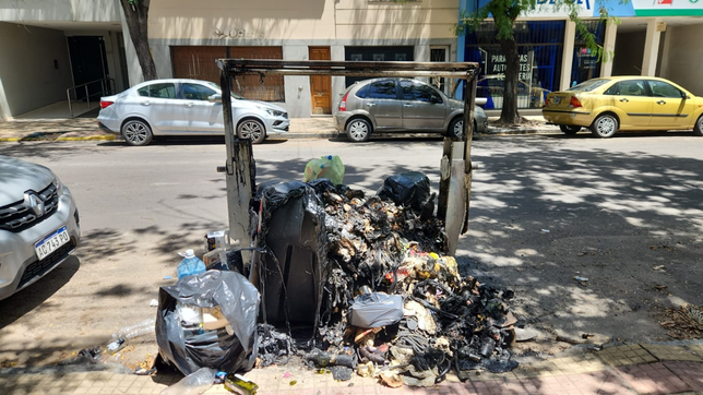 quemaron cinco contenedores de basura sobre la calle 12 de la plata