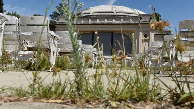 una joya platense abandonada a su suerte: ¿por que no se reactiva el teatro del lago?