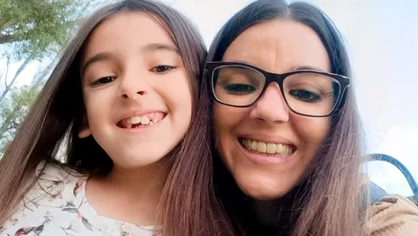 Es de La Plata, su hija necesita un tratamiento por problemas de crecimiento y lucha para poder pagarlo