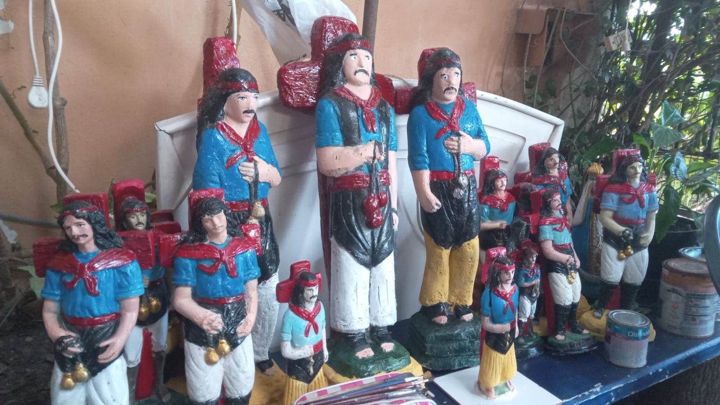 Las figuras del Gauchito GI que reciben en el santuario y son restauradas por Nancy.