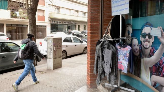 pusieron un perchero solidario en pleno centro para abrigar a los que menos tienen