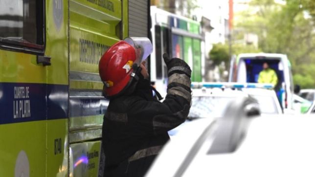 se quemo una pension en el centro de la plata y dos nenes tuvieron que ser rescatados