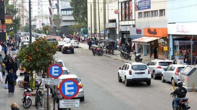 cambiaran la mano de estacionamiento permitido en una calle del microcentro de la plata