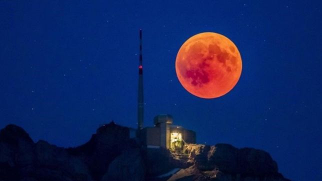 domingo a la luz de la superluna de sangre en la isla paulino