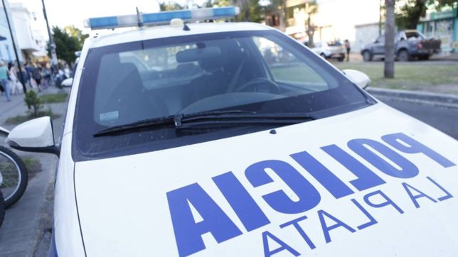 le gatillaron cinco veces en la puerta de su casa de parque castelli y se salvo de milagro