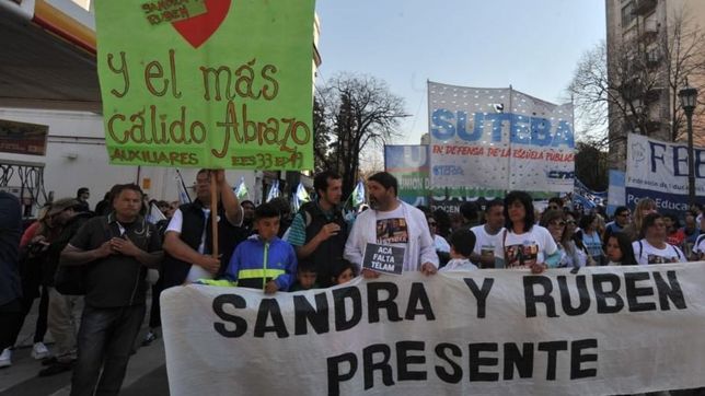 bombos, guardapolvos negros y banderas, asi fue la marcha de los docentes por la plata