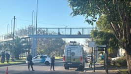 amplio operativo para rescatar a una mujer que intento arrojarse del puente de meridiano v amplio operativo para rescatar a una mujer que intento arrojarse del puente de meridiano v