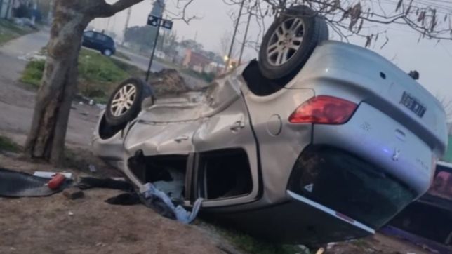 escapaba de un robo pero termino volcando despues de chocar contra otro auto