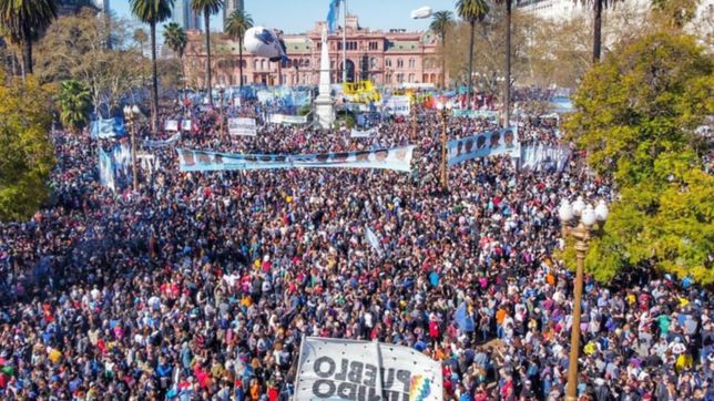 una multitud en plaza de mayo para repudiar el intento de magnicidio