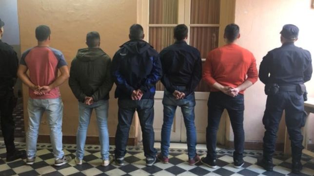 trasladan a la plata a siete policias detenidos por las muertes en san miguel