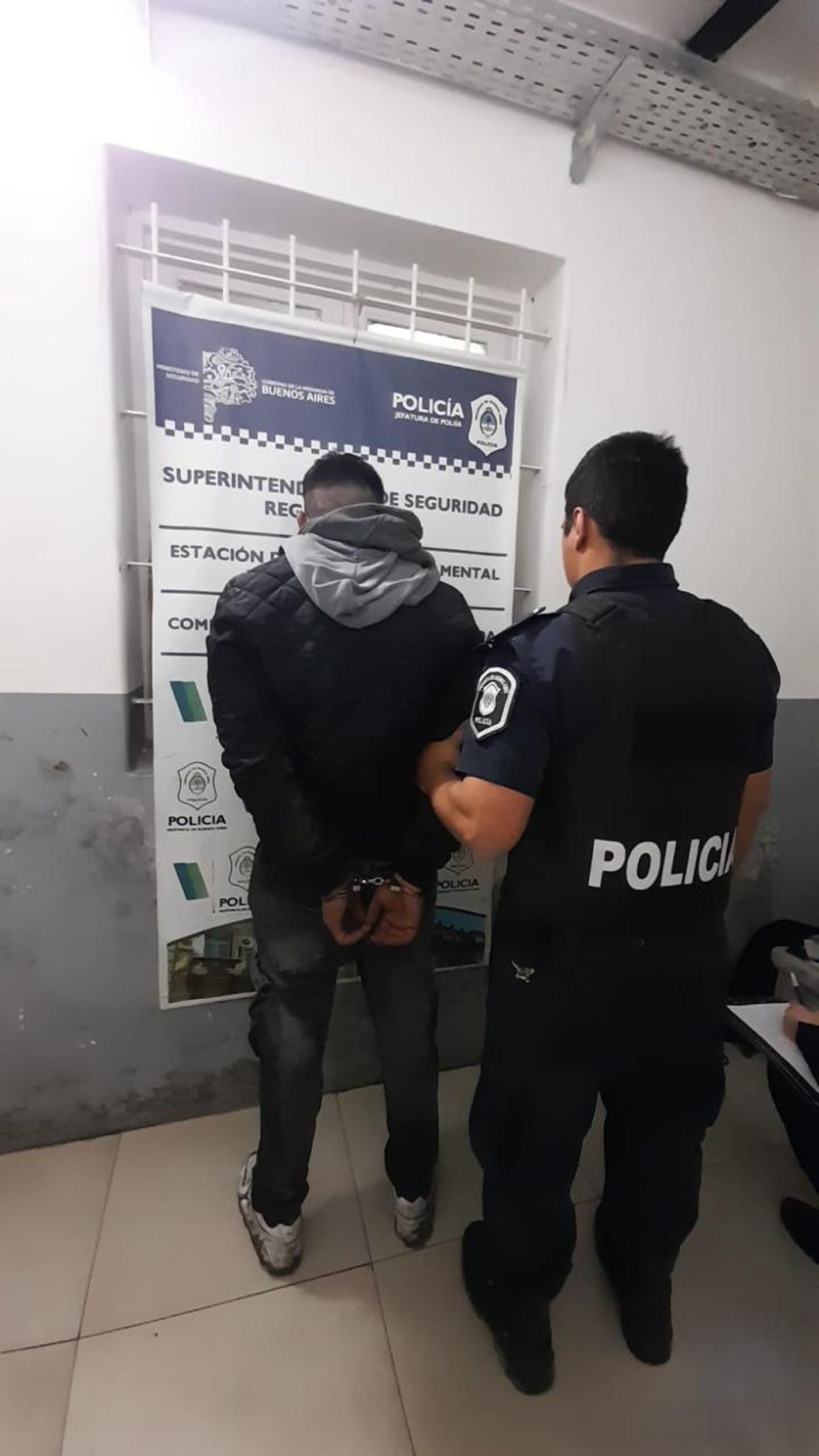 El acusado, un vecino de la zona, fue detenido tras golpear al agente que terminó falleciendo menos de una hora después.
