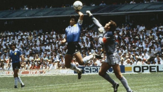 peter shilton le mando un duro mensaje al dt de gimnasia: maradona es un tramposo, nunca lo respetare
