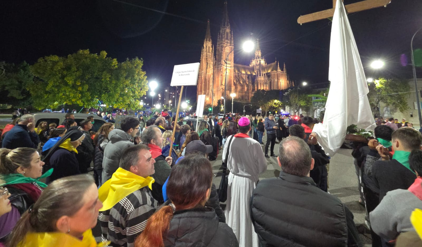 Vía Crucis en La Plata.png