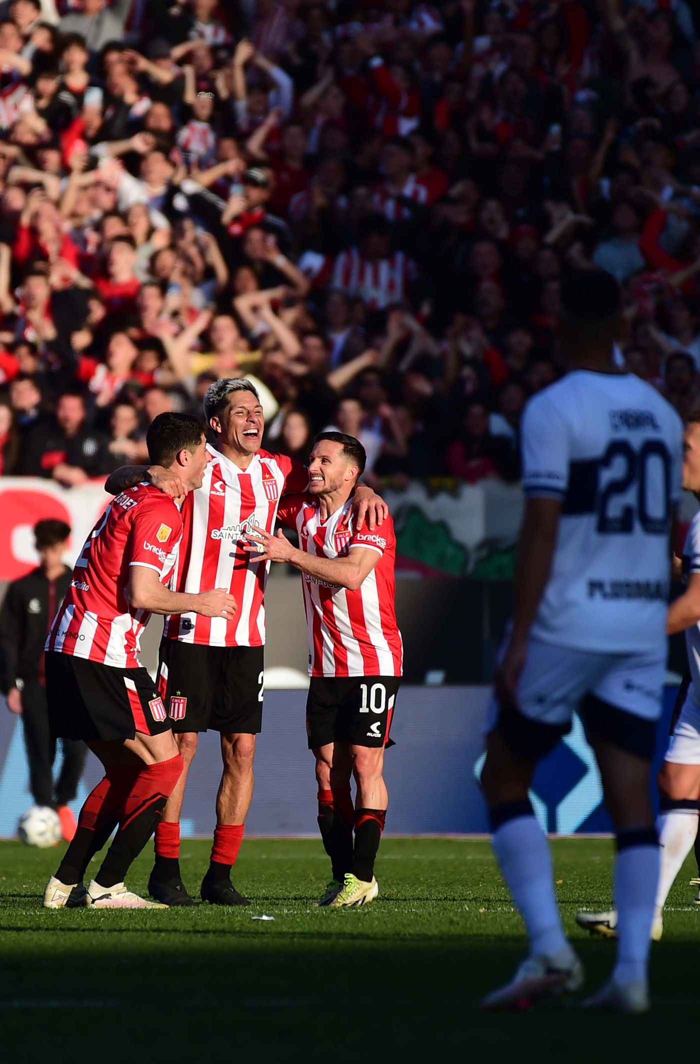 Estudiantes Gimnasia Clasico Festejo Enzo.jpg