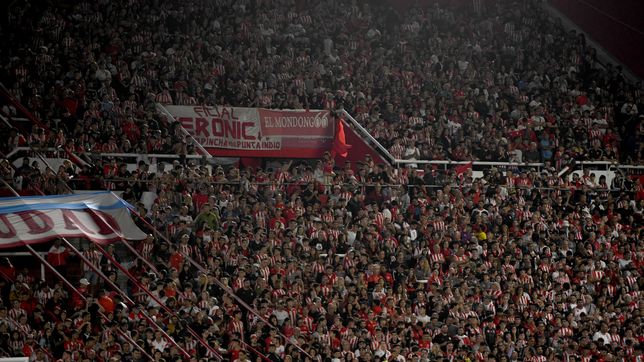 los gestos racistas de un hincha de estudiantes que se expone a una multa millonaria y clausura parcial de uno