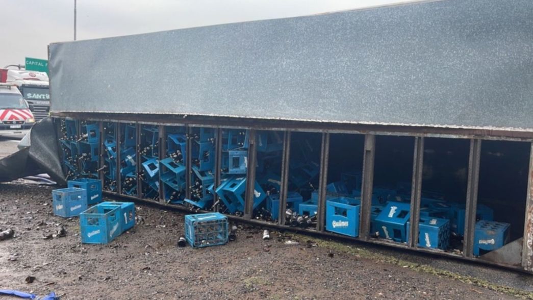Un camión lleno de cerveza volcó en la Autopista y hay demoras en el tránsito