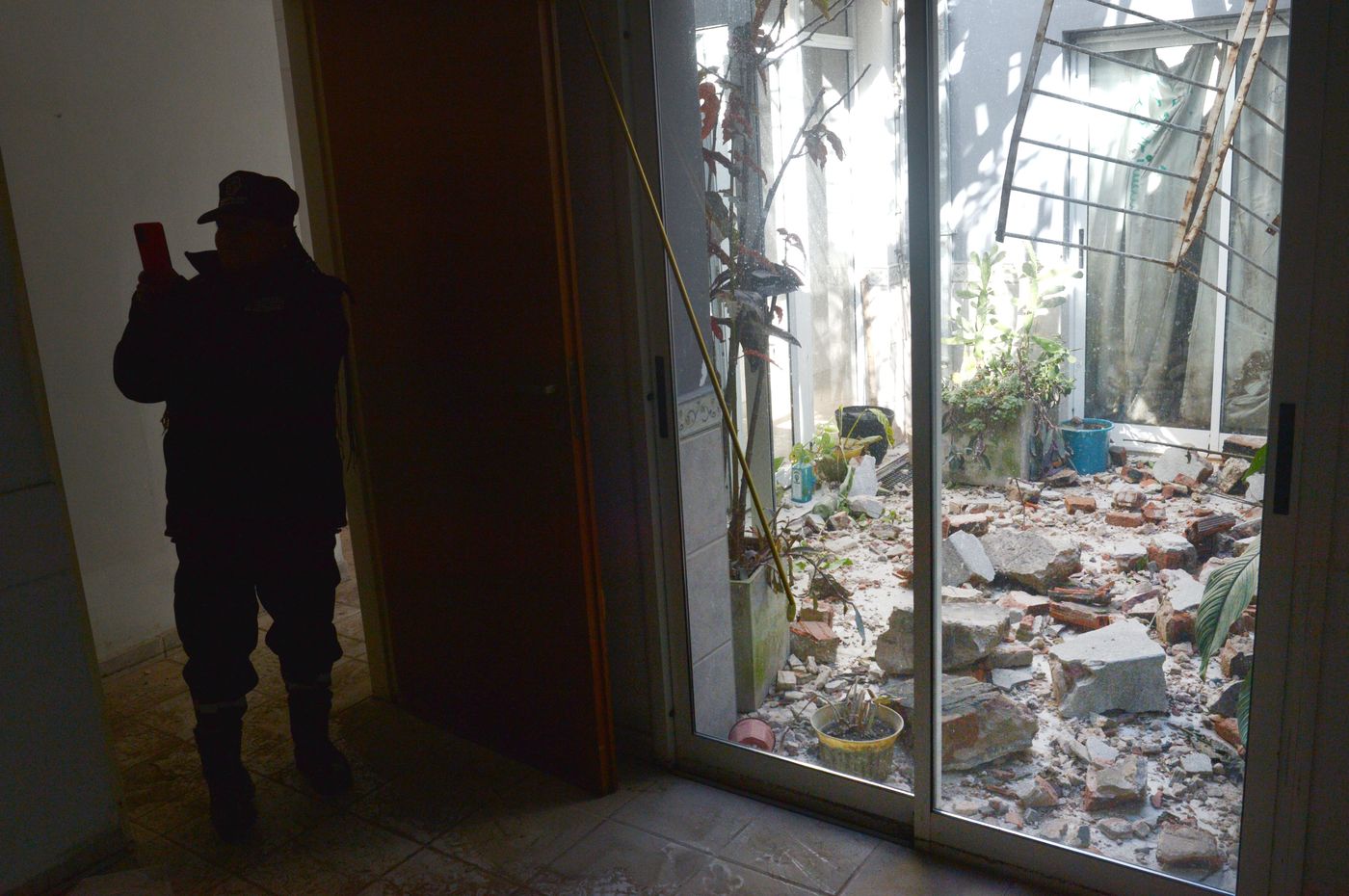 El patio de la casa que más sufrió por el incendio y derrumbe del depósito de Aloise Tecno