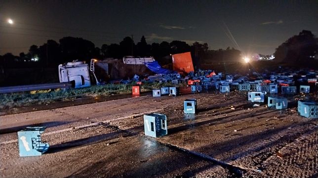 un camion repleto de cervezas volco en la plata