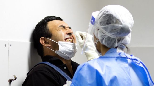 nueva suba de contagios de covid-19 en argentina: confirman 2.477 casos y 34 muertes